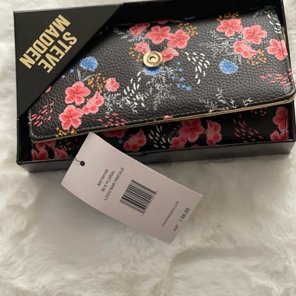 STEVE MADDEN LOGO BAR TRIFOLD WALLET IN GIFT BOX - Picture 10 of 16